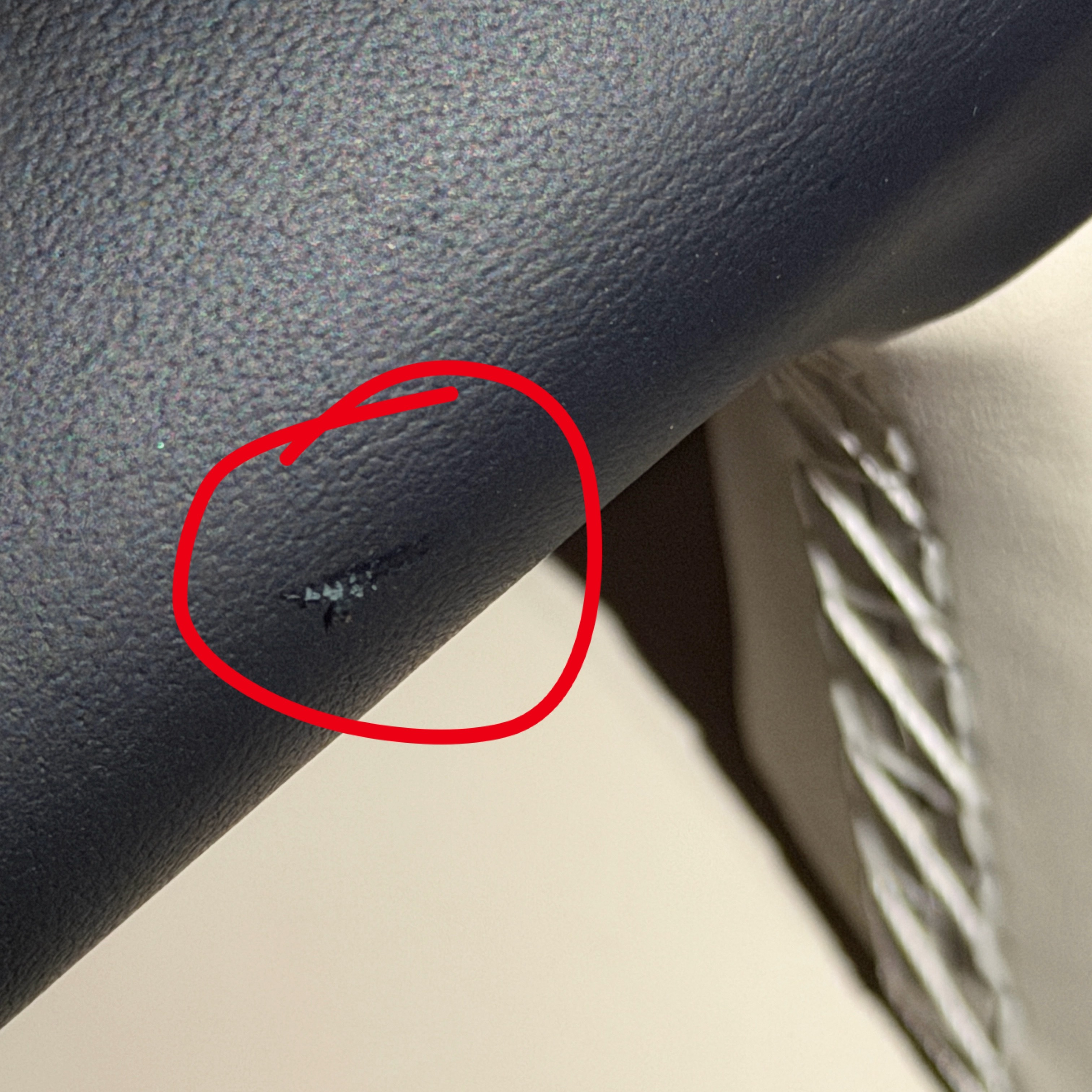 蔚来ES8的方向盘应该是真皮的吧？怎么突然多了几道伤口？真头秃，都不知道怎么弄的