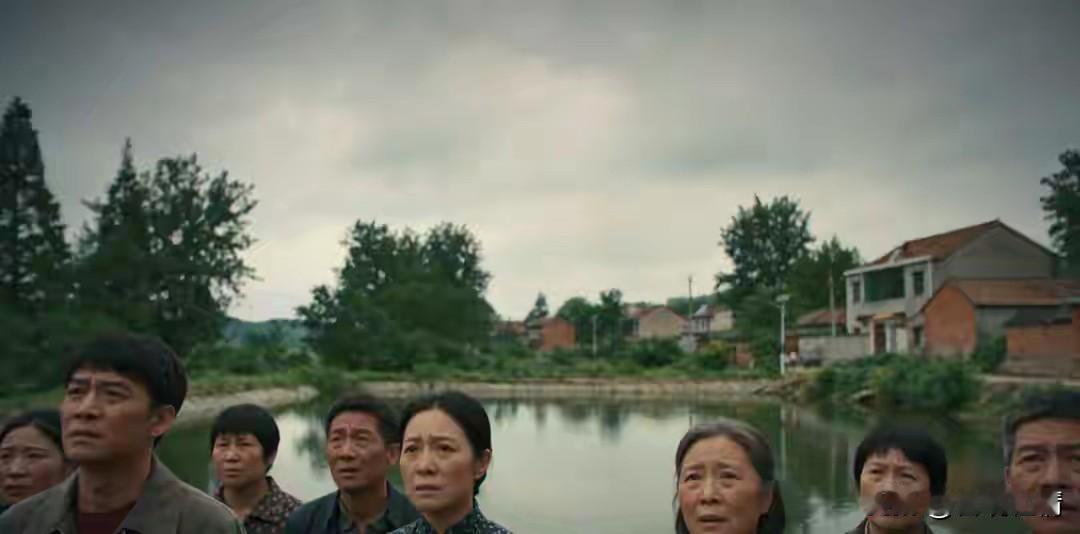 看到那条新闻时，我手指停住了。8个人，一辆车，水里。

新闻稿克制地写着“不慎坠