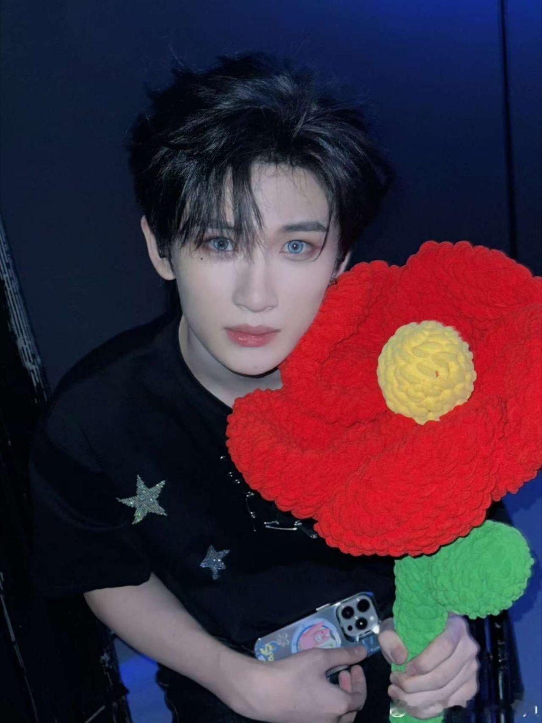 余宇涵新音舞台照   恭喜余宇涵第一天舞台圆满结束，表现超级棒很帅很可爱，希望余