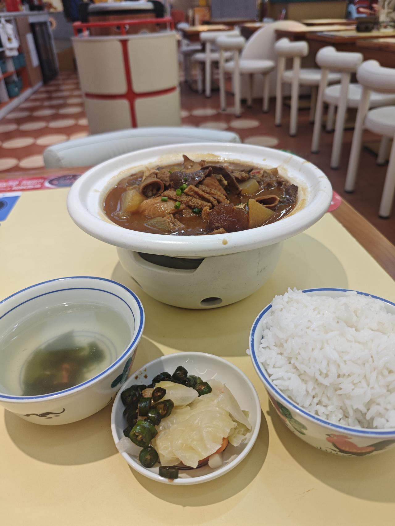 社会进步了，老年人反而更困难了？
       去小餐部吃个饭，年轻人往餐桌前一