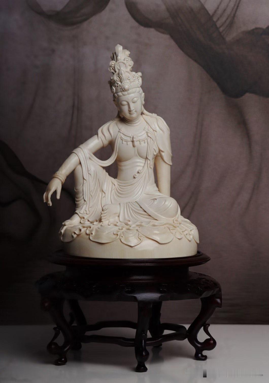 猛犸温润如凝脂，观音右舒而坐，姿态自在从容。

低眉含慈，神态柔和，衣带随身形自