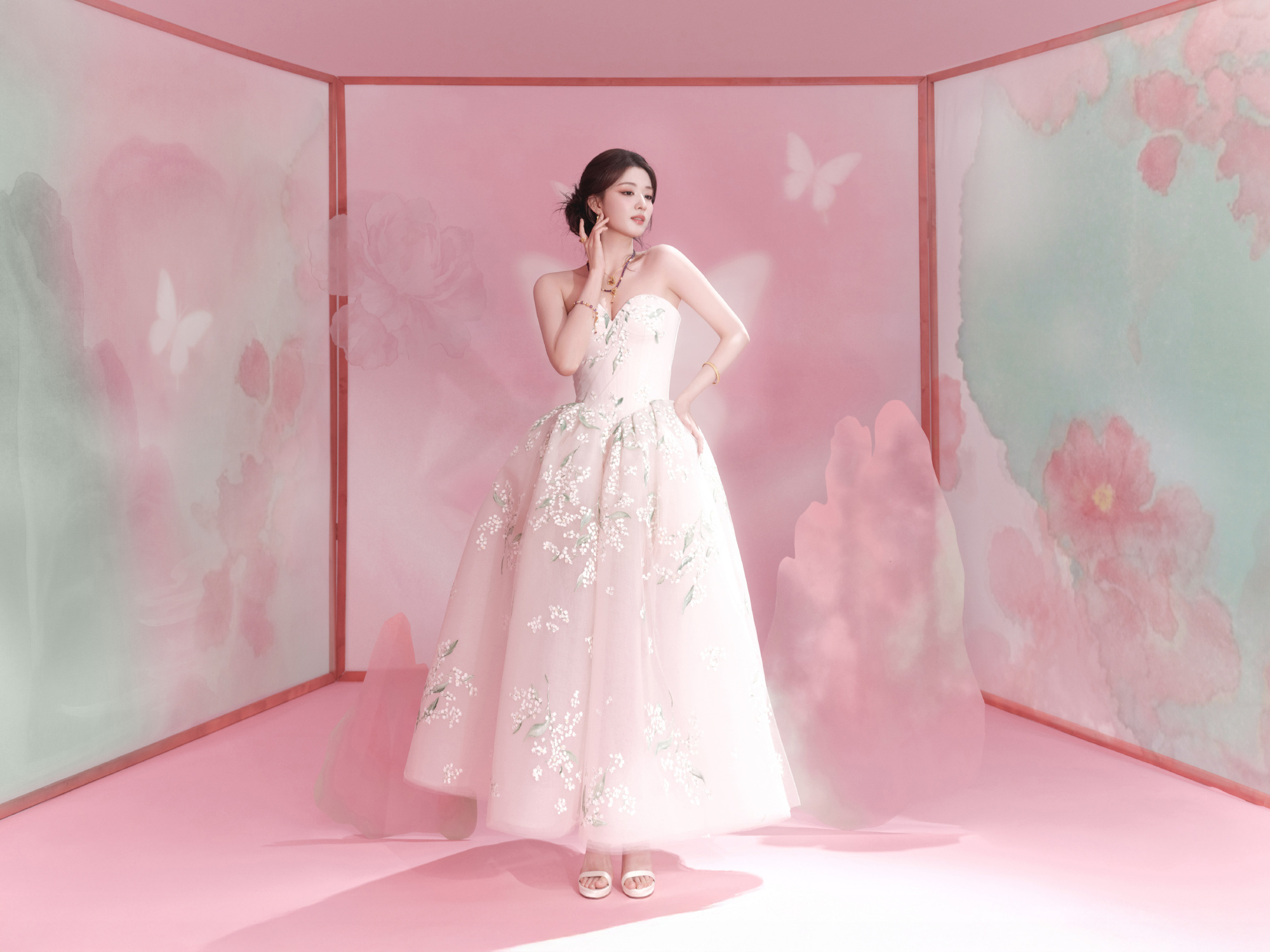王楚然花神降临真江南了王楚然线下活动美出新天际！淡粉繁花裙配精致金饰，妥妥的江南