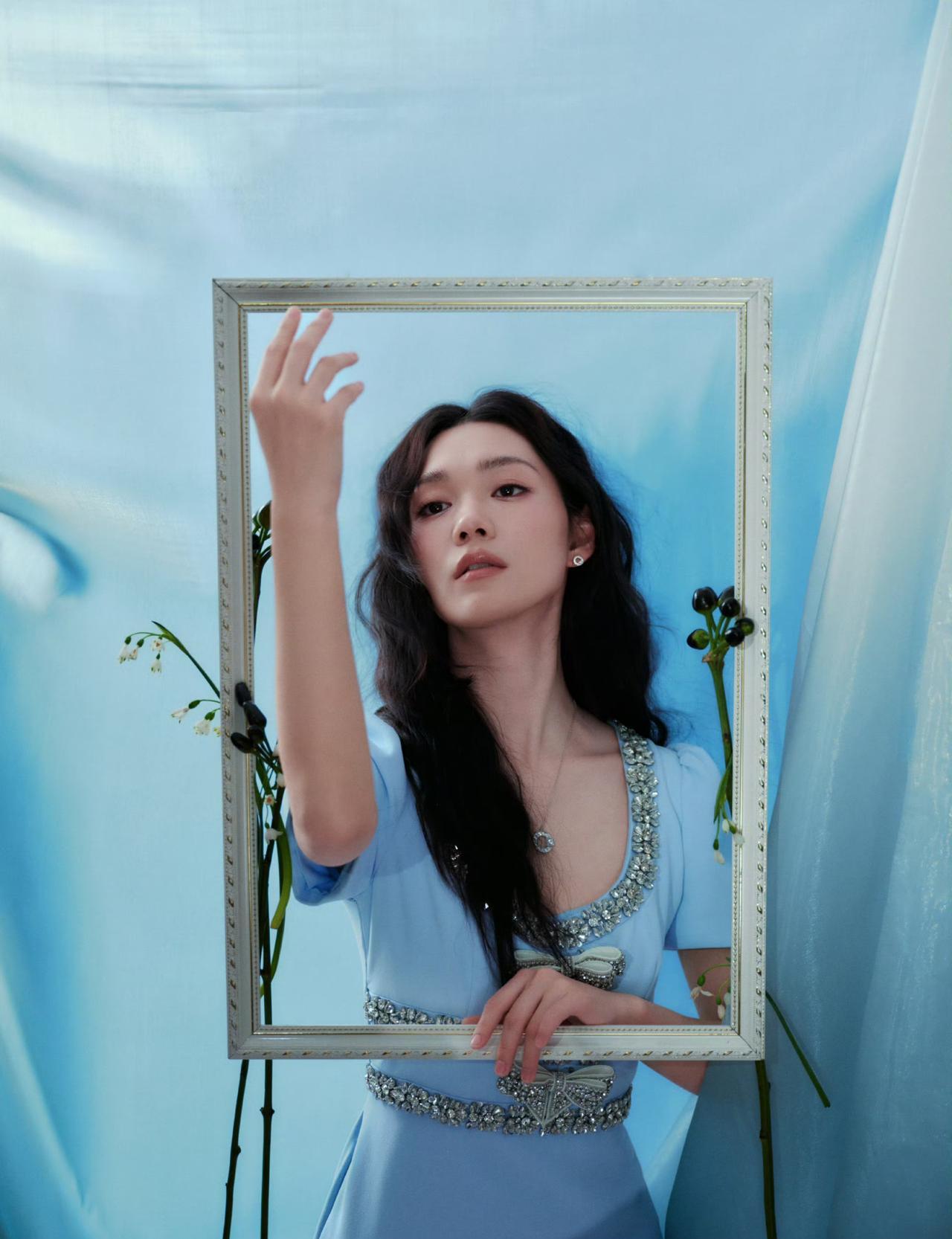 段奥娟的蓝调大片，高级得不像新人。
这组为国际刊拍的封面，光影玩得真绝。
绸缎、