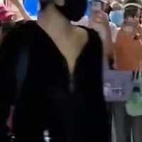 他真的不怕衣服突然滑了吗老公我真的生气了