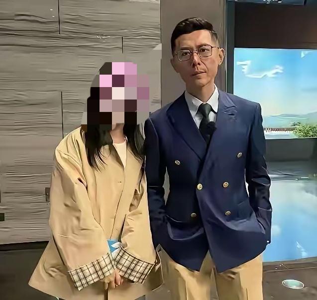 大冰老师在直播间里官宣自己的新女友，这消息一出来，互联网上瞬间就炸开锅了。

他
