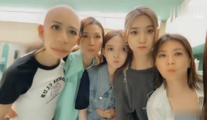 #新浪娱乐[超话]##谢娜把自己笑吐了##谢娜光头造型#娜姐你手机里到底还有多少