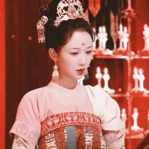 1、杨紫虽知在白玉兰竞争中是陪跑的角色，但因受到认可而深感开心。
2、董洁是内娱
