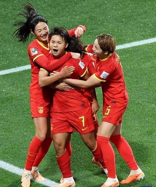 媒体人爆中国女足0：8惨败惹怒了高层，米利西奇才下课的，非足协让其下课。
至于是