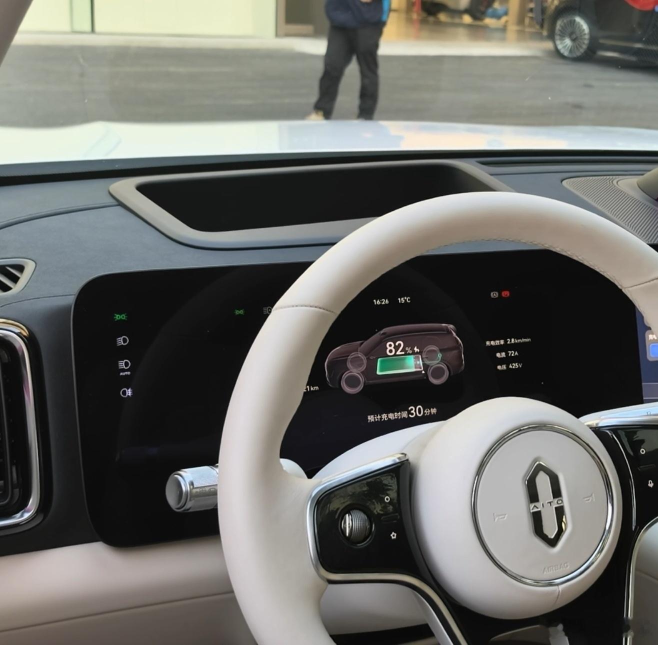 试过一次自动充电就彻底离不开了！对比之前手动充电的麻烦，现在手机上点一下，机械臂