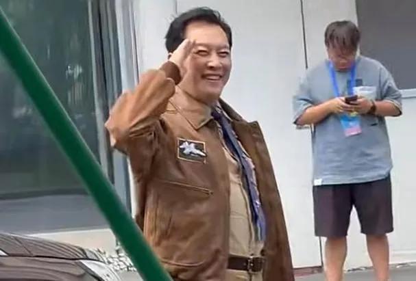 73岁唐国强一下车就敬礼！老艺术家这么拼？印象中的老艺术家都很低调，但73岁的唐