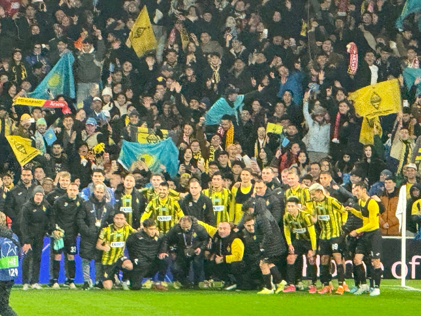 体验过就好~~凯拉特球员们和随队客战的球迷们合影留念📸阿森纳vs阿拉木图凯特拉