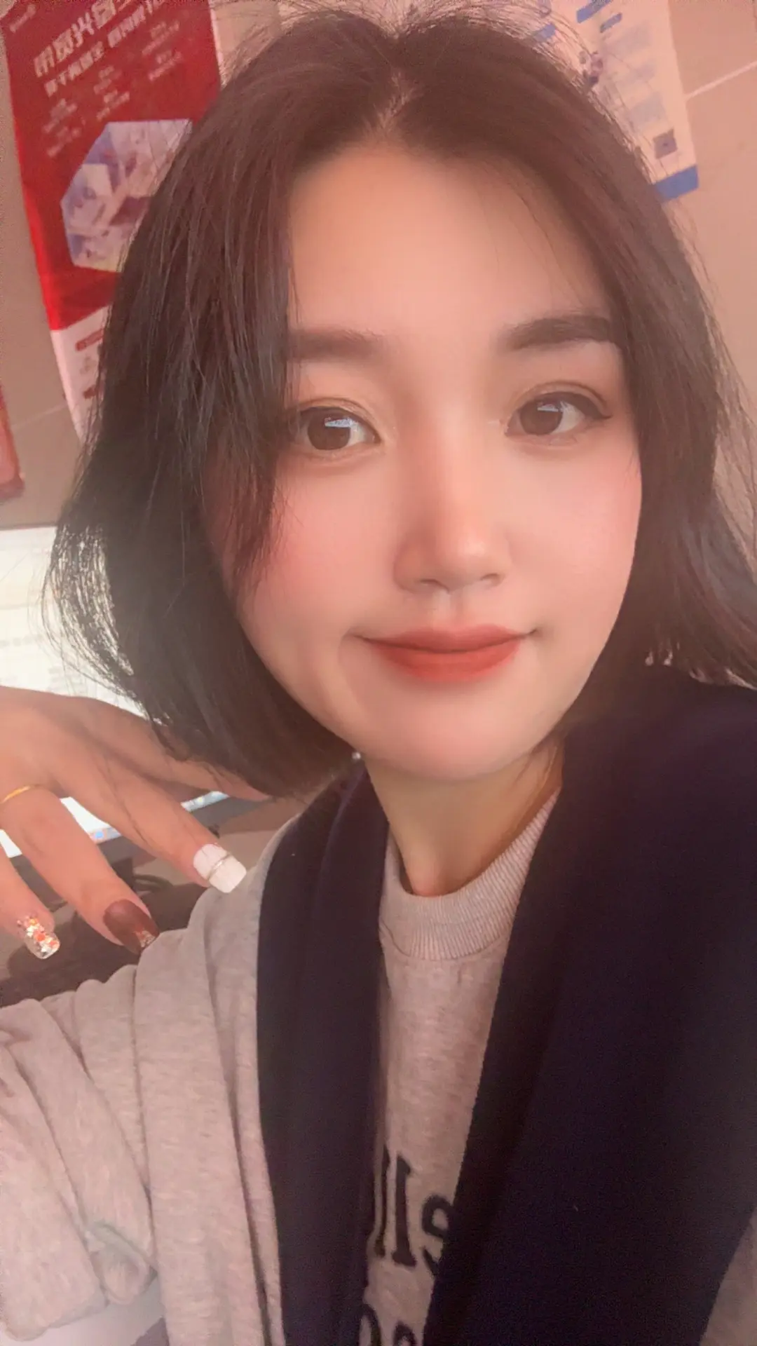 “愿所有的团圆，不必跋山涉水”“愿你千山暮雪海棠依旧，不为岁月惊扰平添忧愁”。