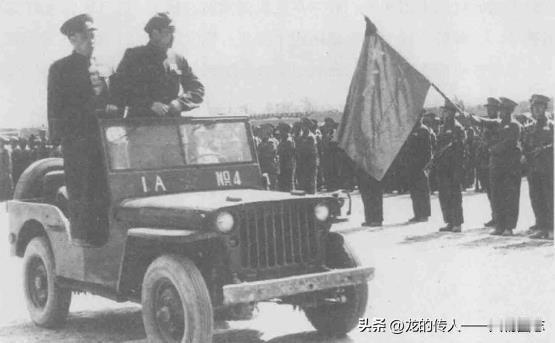 1950年，张宗逊、贺炳炎在青海省西宁检阅一军部队。