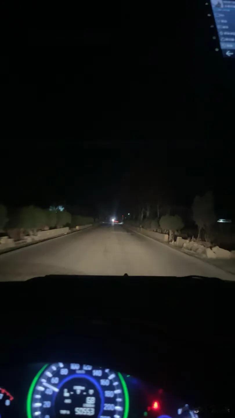 晚上开着车往郊外走，眼前的路被车灯劈出两道亮晃晃的光，剩下的地方全是黑沉沉的。两