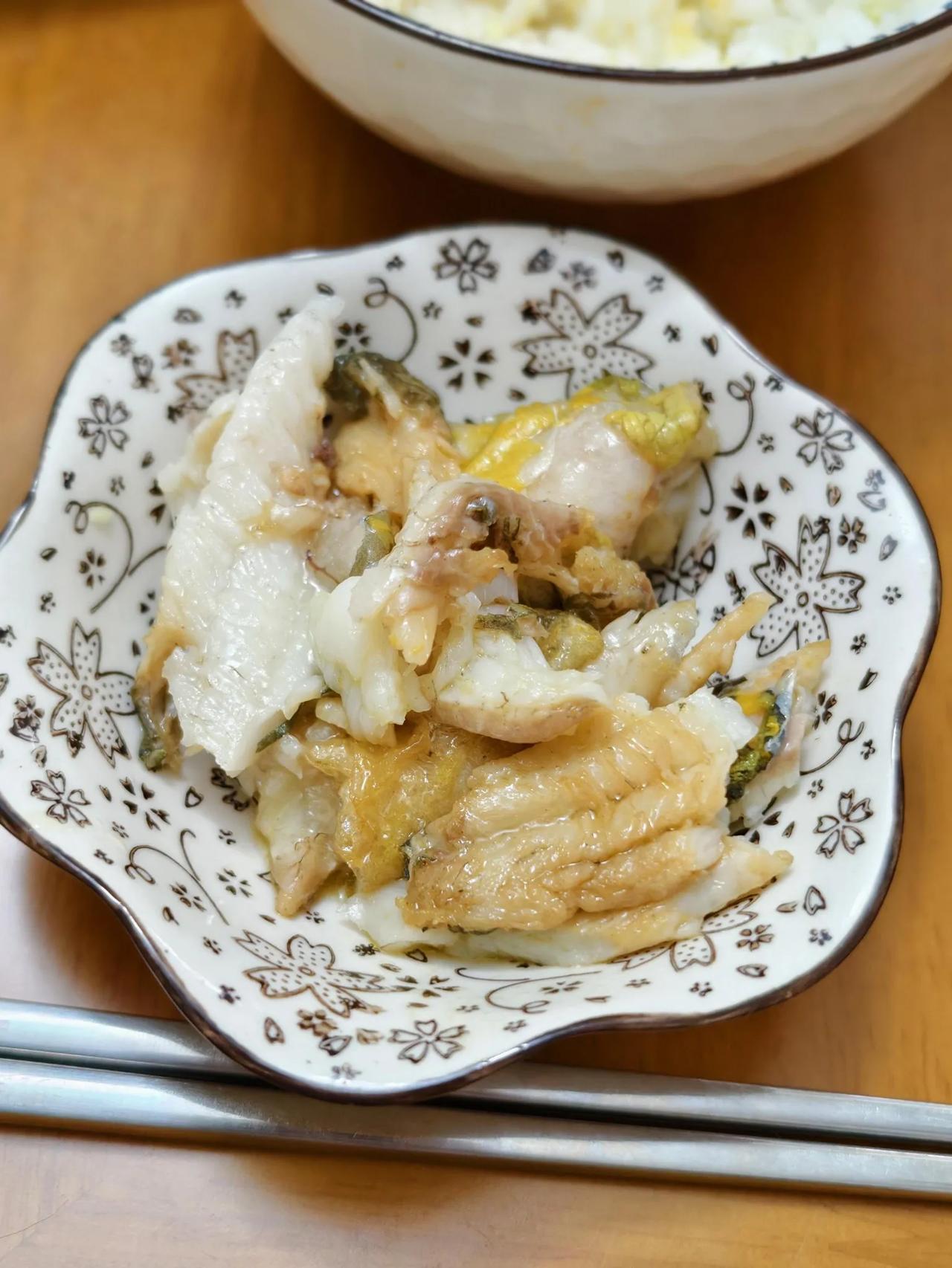 “我们也到了吃鱼头鱼尾的年纪了。”
今天买了几条汪刺鱼，上桌以后我和老公先把没刺