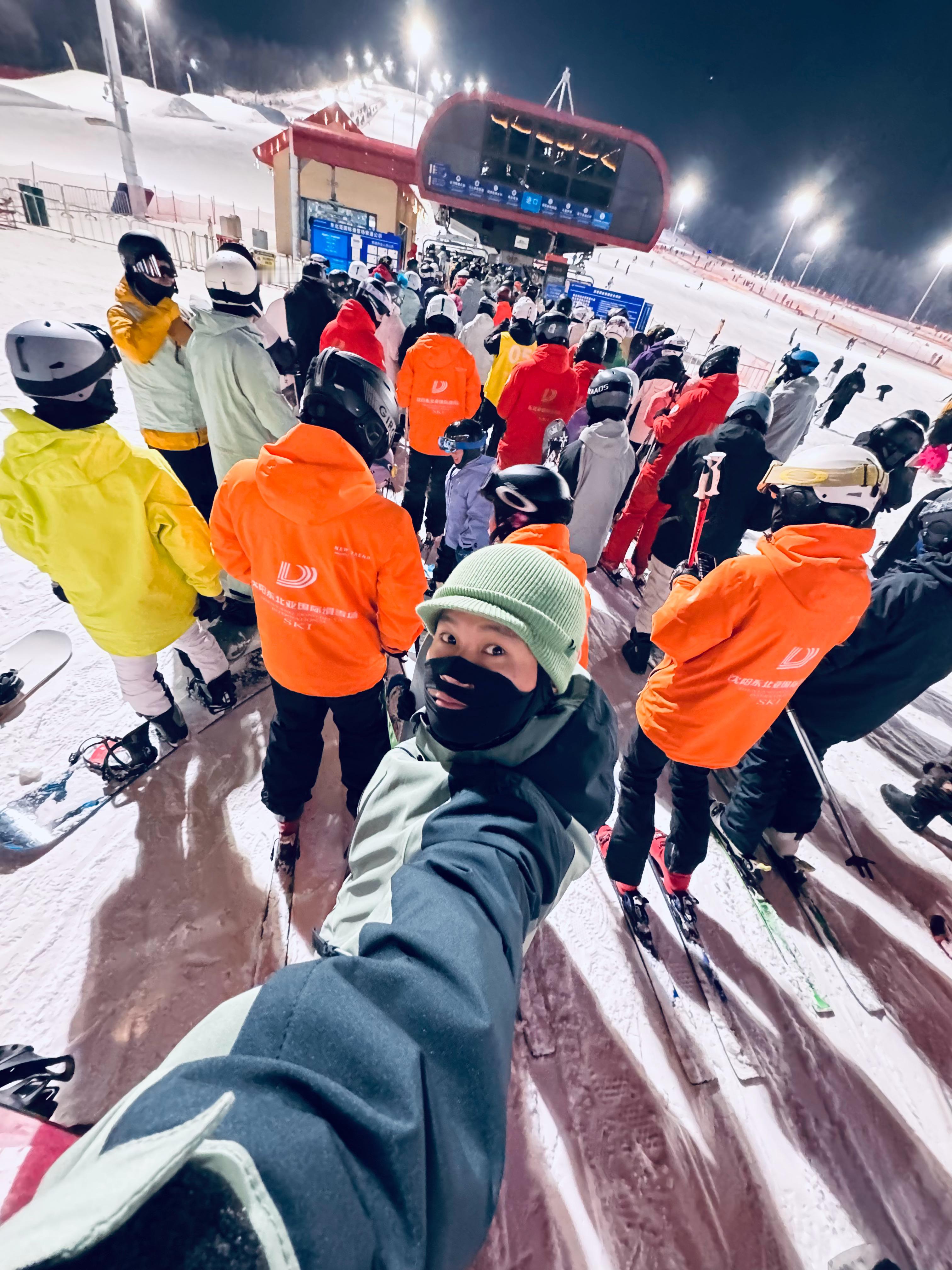 第一次滑夜场，冻死我啦…[淡淡的]温度比白天低十多度，还没阳光照射。[融化]这个