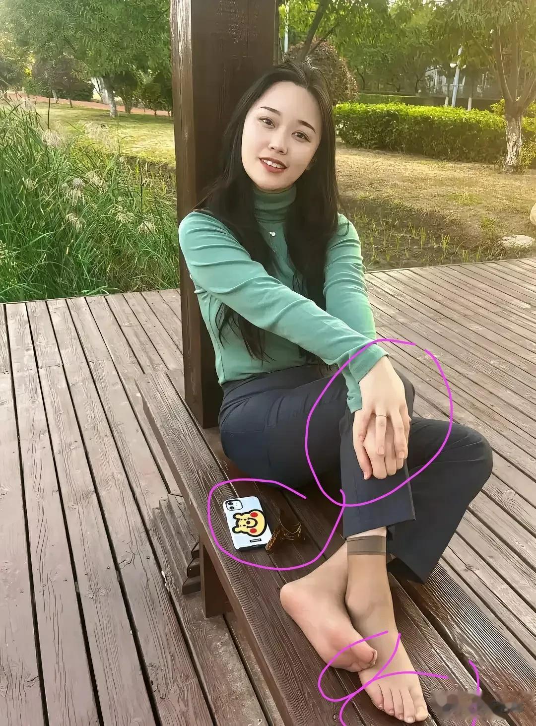 这张照片彻底火了，“火的原因”不仅仅在于人长得美……。

双眼皮，瓜子脸，笑容甜