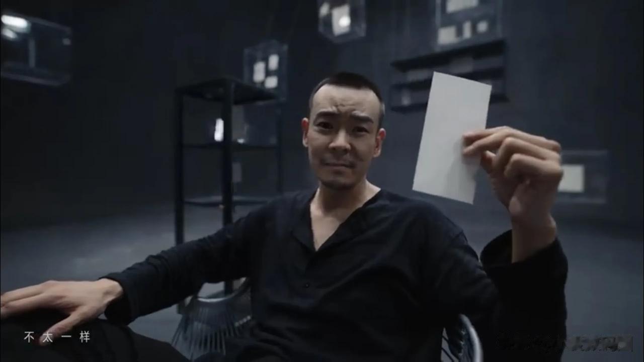 这是荣耀新折叠屏手机，抓重点:
1、薄:手机像纸厚，可以当书签，可以塞进任一口袋