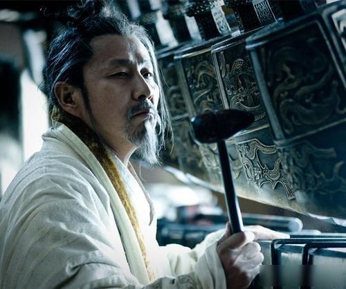 公元前195年，刘邦在临终之际，重病缠身，危在旦夕。此时，他将自己的符节交给了陈