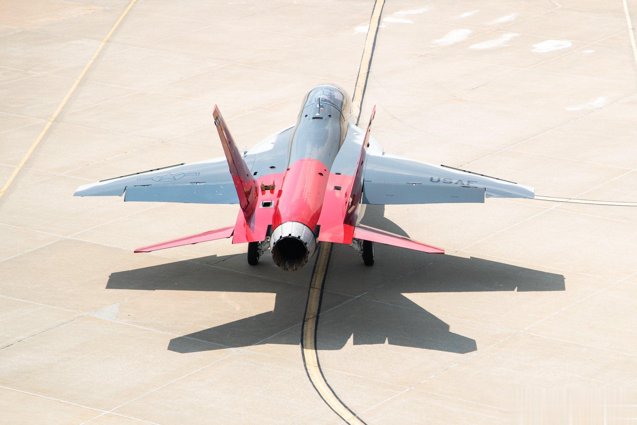 美国空军新型教练机T-7A完成首飞#航空[超话]##武器装备[超话]# ​​​