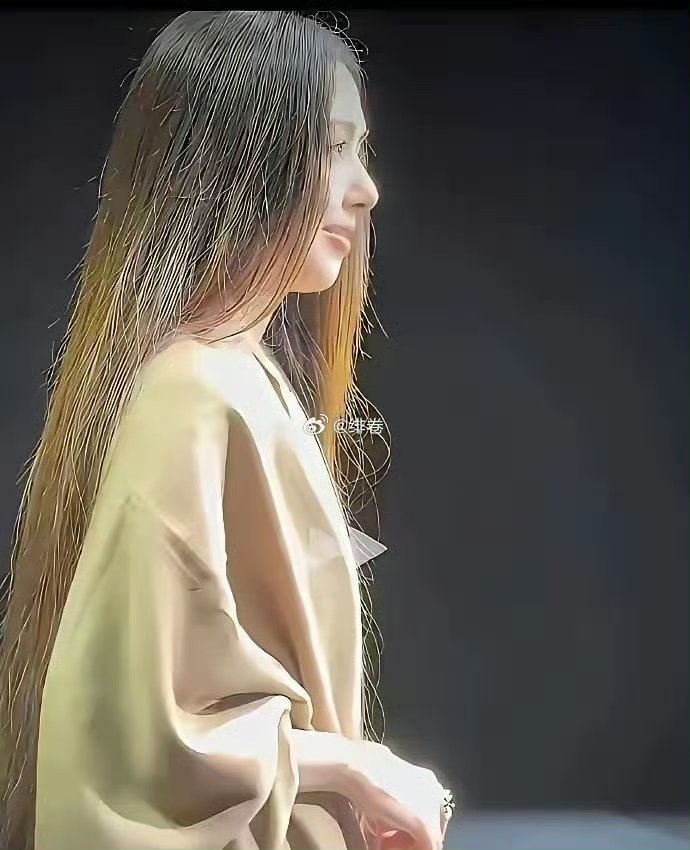 看到郭碧婷才发现，电视剧里都是骗人的，原来豪门儿媳的头发，也不是一直都精致打理 