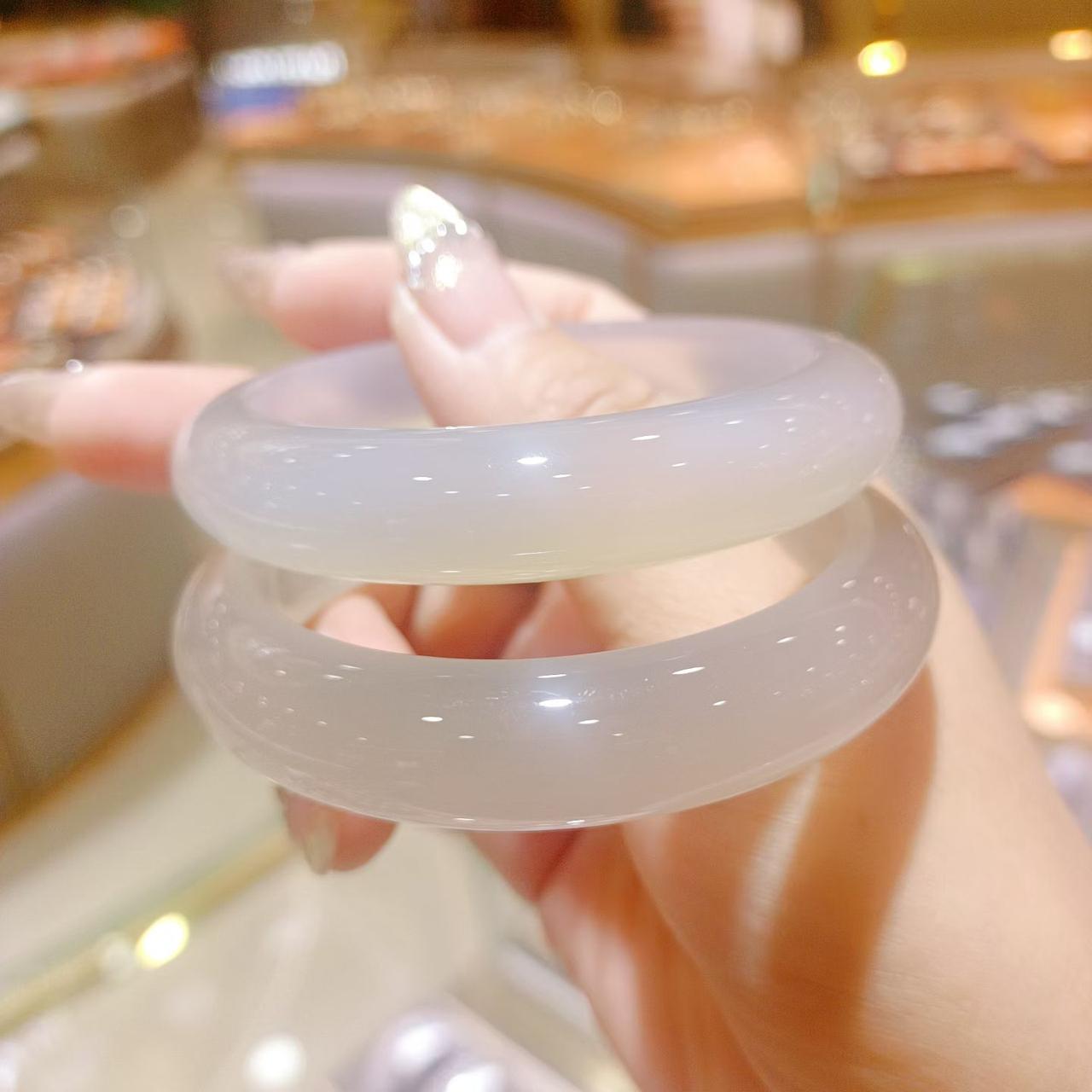 晶莹剔透的玉镯，散发着温润的光芒，尽显优雅气质。