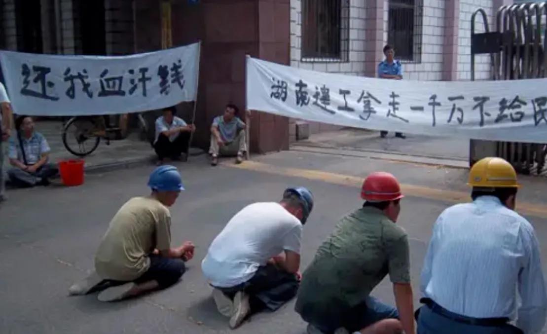 抖音十大苦命人：
1、遭保安刁难的外卖员。
2、被城管围追堵截的摊贩。
3、被拖