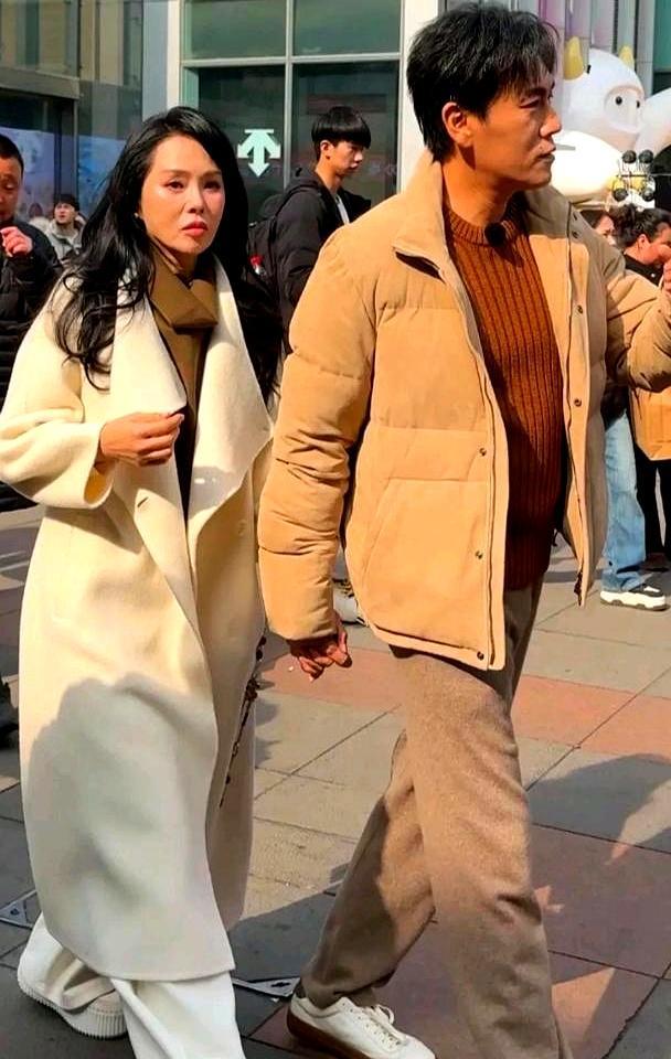秦昊老婆新大衣吊牌都没摘，就被网友骂上热搜了。
大年初五沈阳街头，零下十几度，他