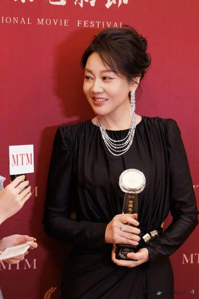 闫妮首摘澳门电视节最佳女主角 《小巷人家》再绽演技芳华。

12月23日，第16