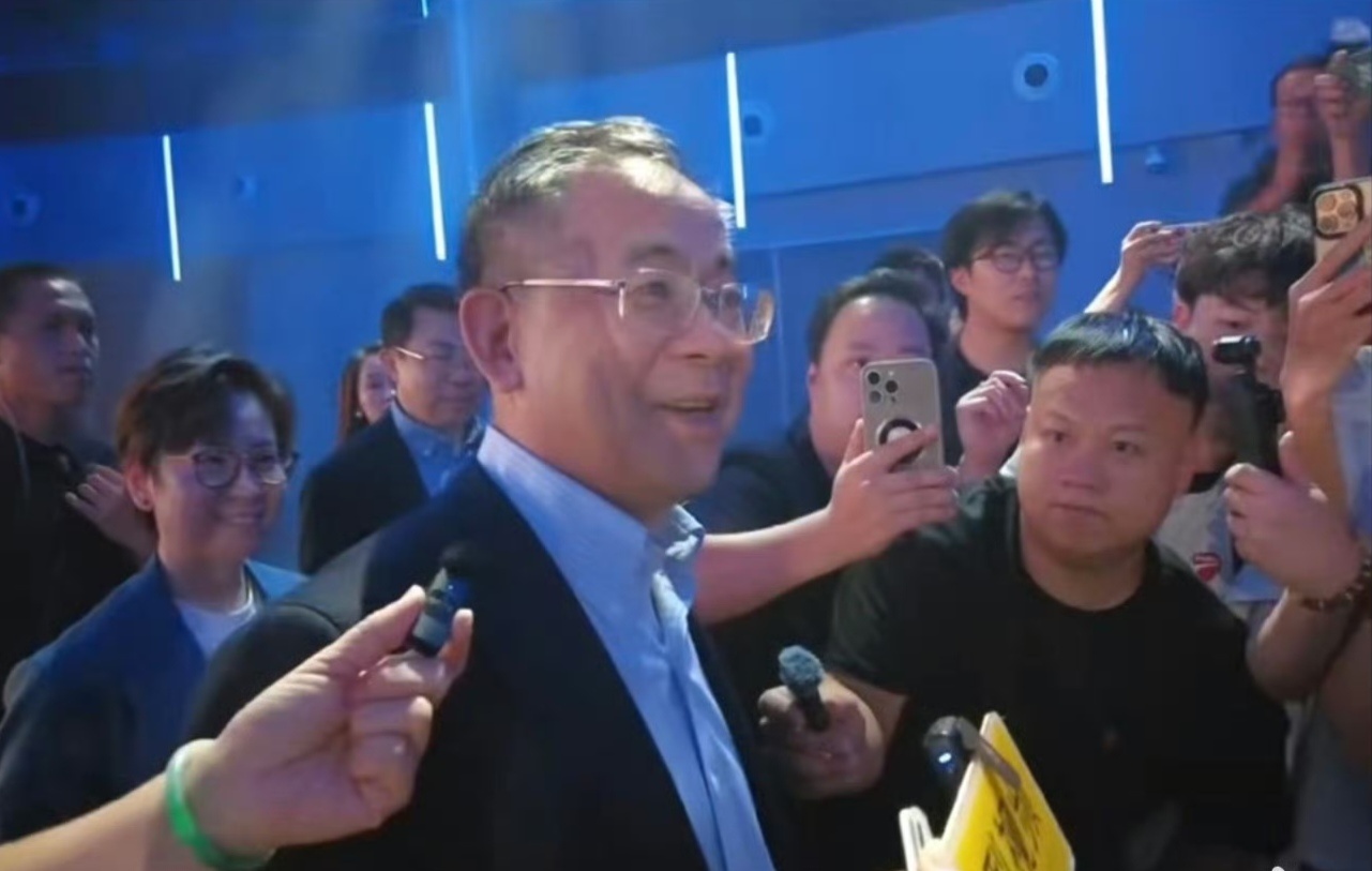 上汽董事长被围堵狂赞从前都是合资车的天下，而如今国产新能源车也逐渐成为行业焦点。
