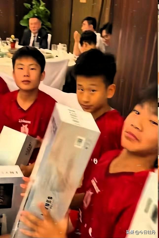 庆功宴上，老板没发红包，给每个足球少年递了支三千块的电吹管。门将低头咬住嘴唇那一