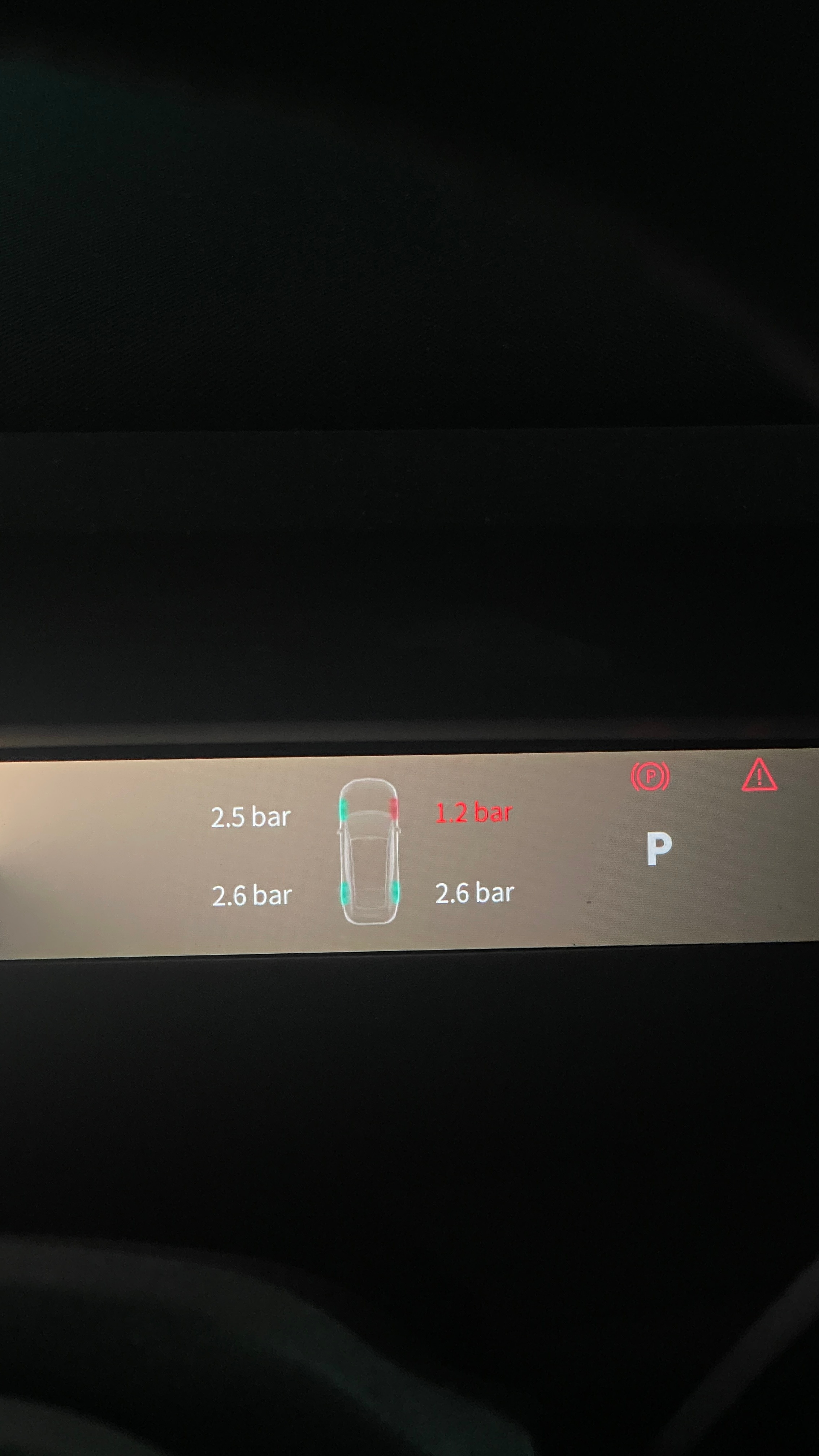 难得早点下班，结果一上车看到我这台领克z10 的轮胎不知道是扎了还是磕了，胎压直