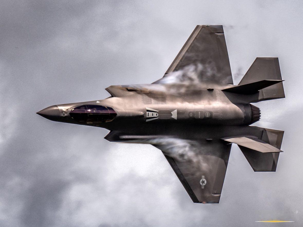 马赫谷上空的F-35 ​​​
