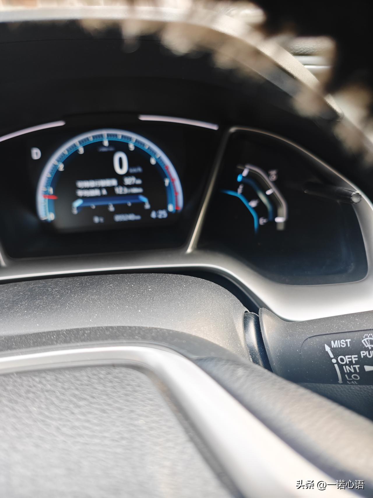 油箱里还有半箱油，我还是急急忙忙跑油站去了。
到那一看，每个油枪都没有闲的。
加