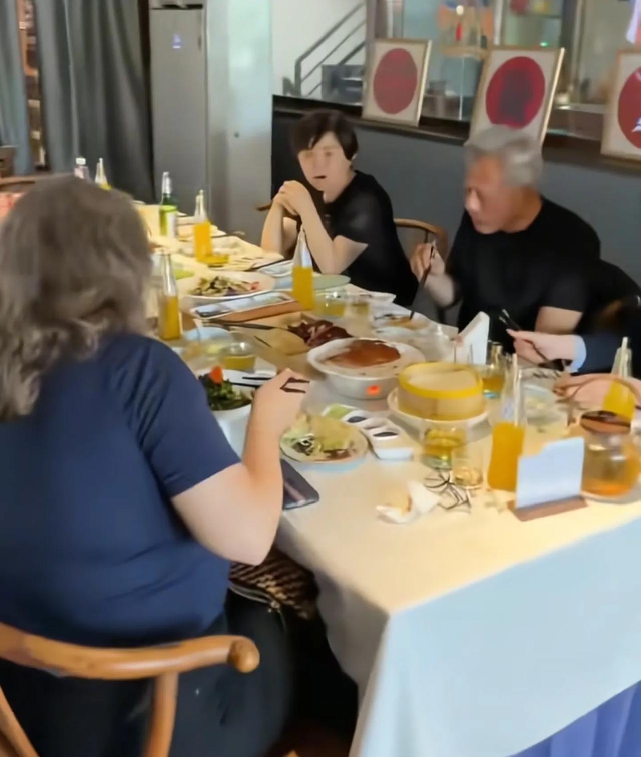 黄仁勋那顿价值千万的饭局，老板娘的心机，彻底撕开了流量经济的遮羞布



北京这