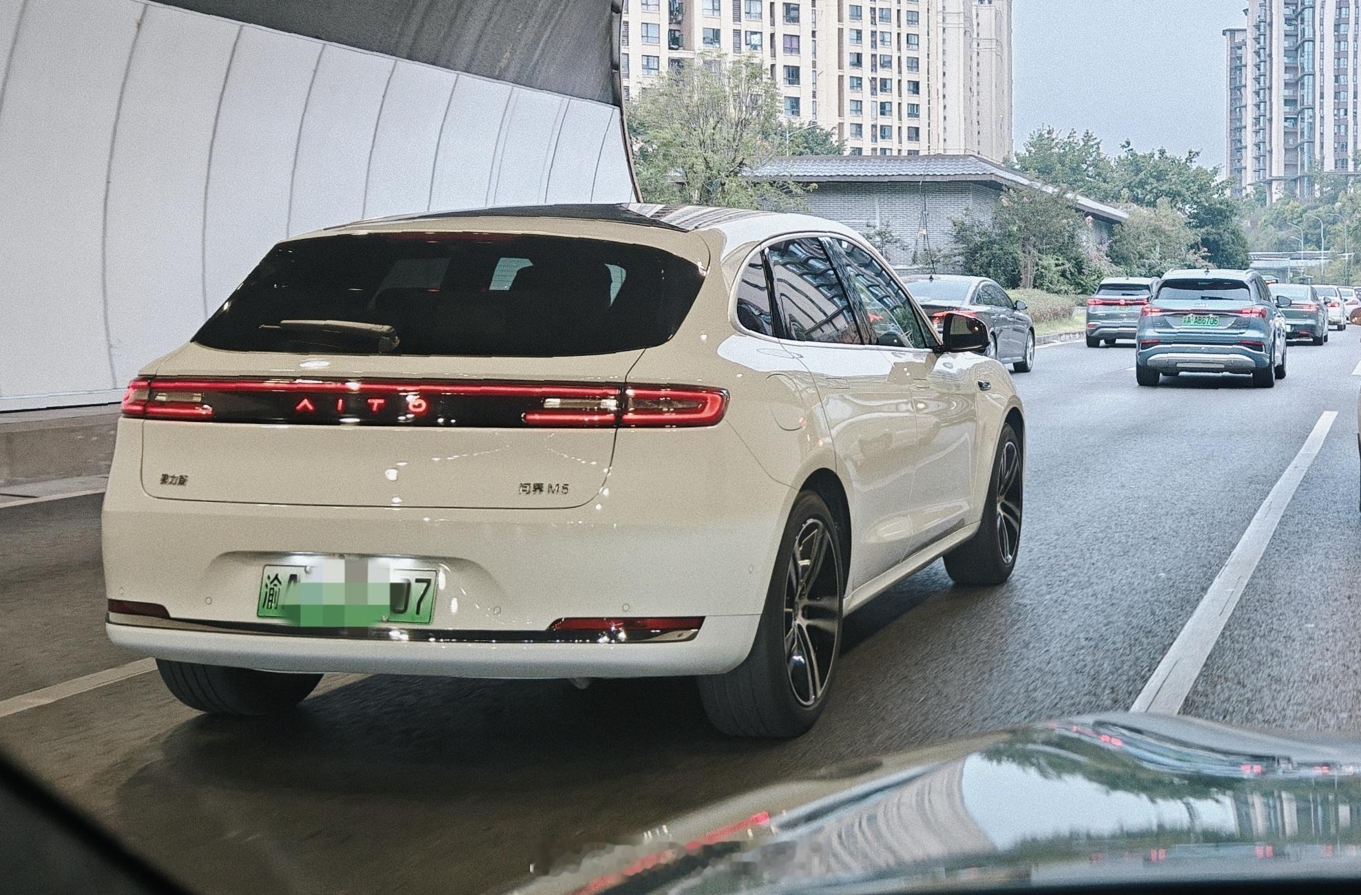 第一次看见白色新款问界 M5比其他颜色看起来优雅高级不少问界新m5 ​​​