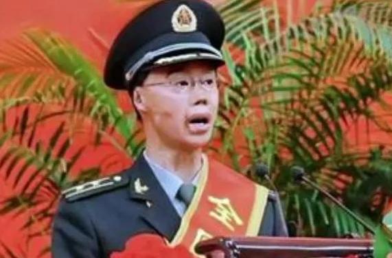 1995年，一名解放军战士在乘车回部队的途中，劝司机不要停下加油，司机却听不进任