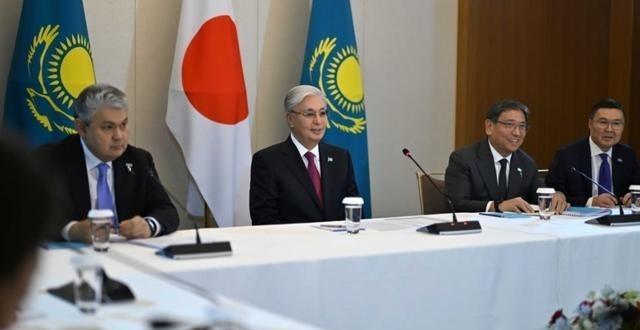 昨晚跟做国际物流的老哥吃饭。
他抿了口酒拍大腿吐槽，说最近行业里传个离谱的事儿。