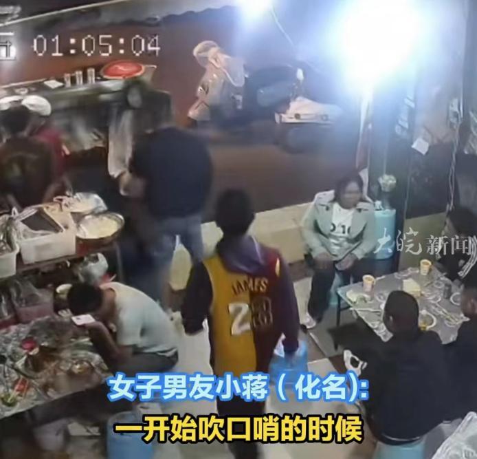 昆明烧烤店黑衣男子调戏女生事件，黑衣男子算是踢到了铁板，女生的男朋友是练拳击的学