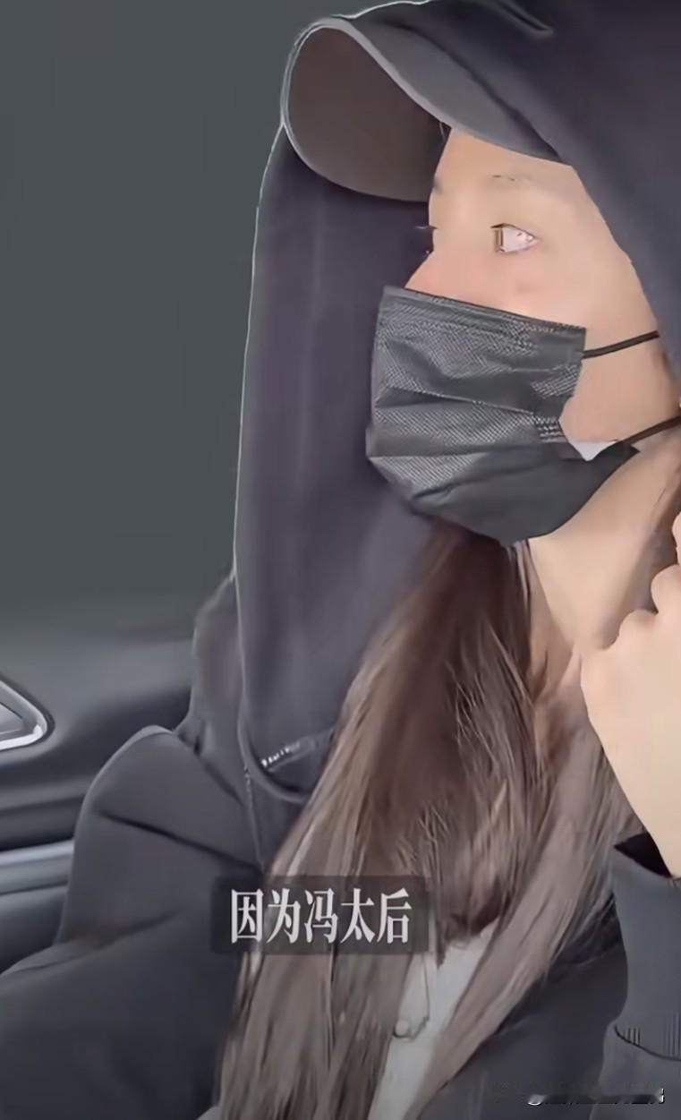 杨幂透露之前被蒸汽眼罩烫伤的脸在逐渐痊愈了，素颜出镜晒恢复状态，和冯太后的“命运