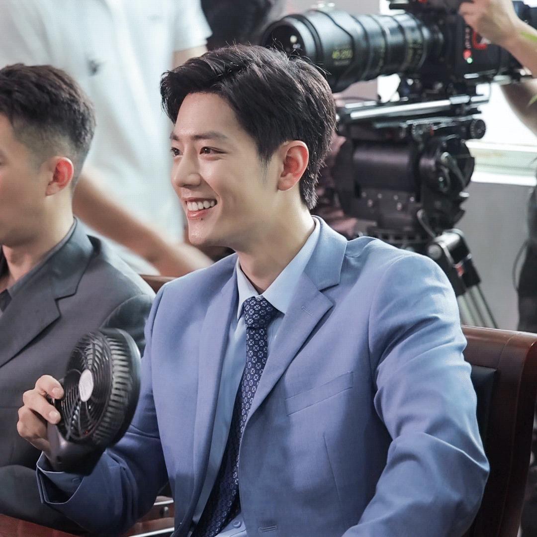 现在虾对莫得闲、藏海情有独钟，垂涎着金陵富家公子任少白，向往着高智商天才齐夏，谁