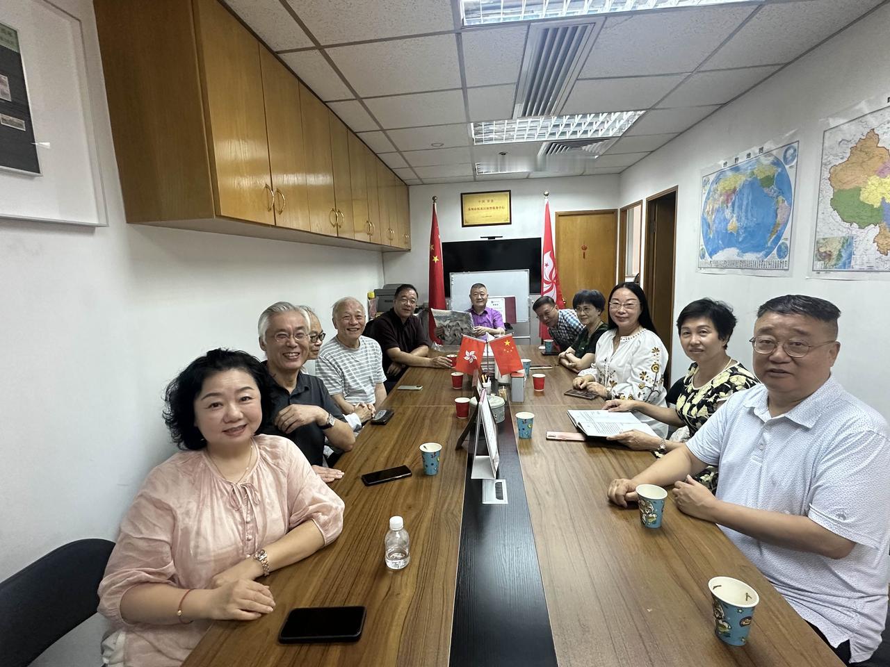 香港姑苏协会召开常委会
今日上午，香港姑苏协会召开理事会。会议由席与善荣誉会长主