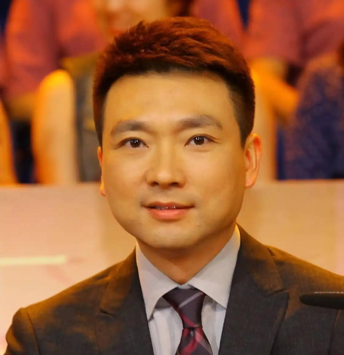 2000年结婚后，身为独子的康辉坚持当丁克，母亲哀求：给我们生个孙子吧！康辉却表