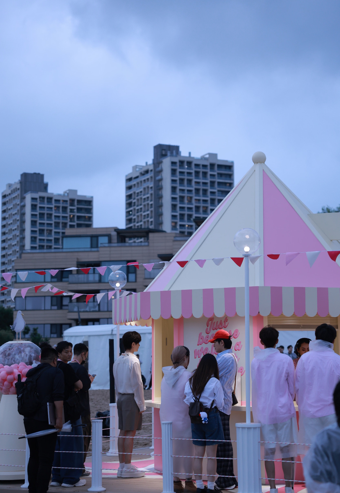 就这么乖乖的站着