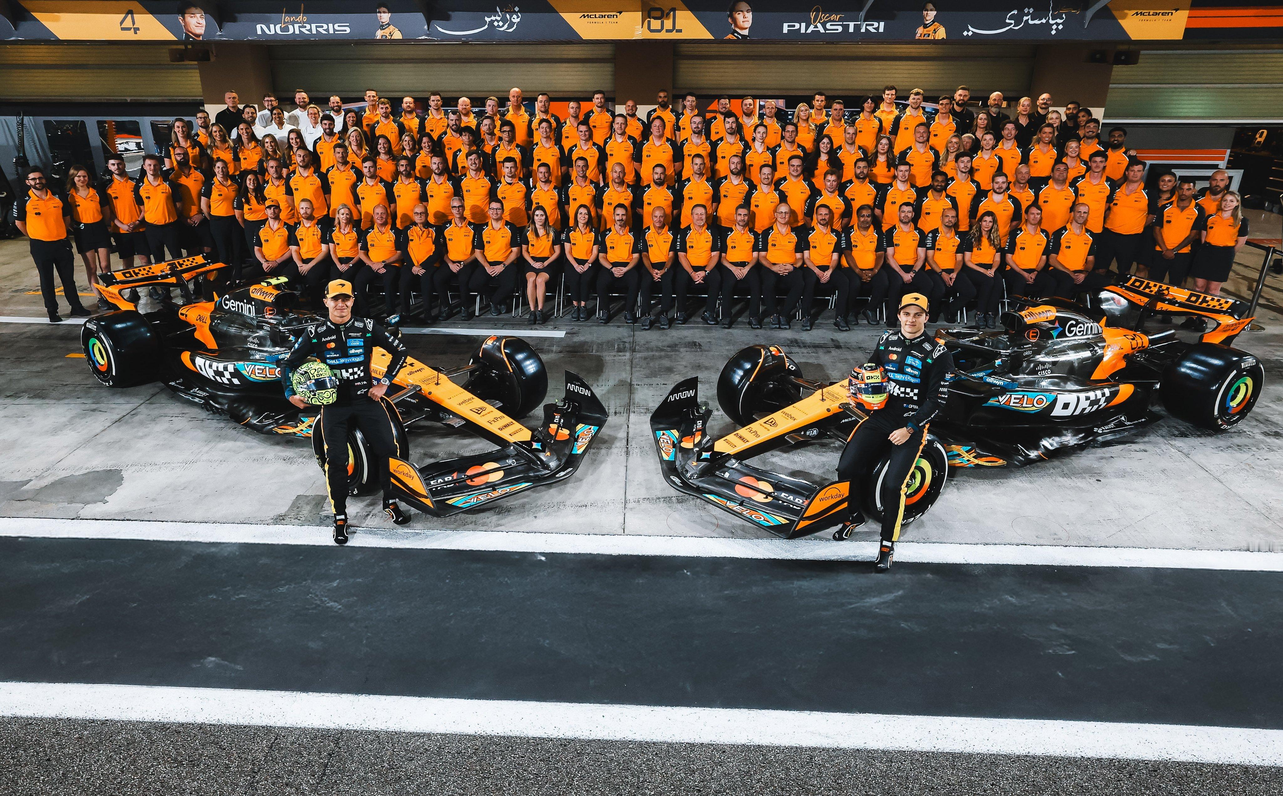 迈凯伦车队大合照📸：134人梅赛德斯车队大合照📸：红牛车队大合照📸：法拉利