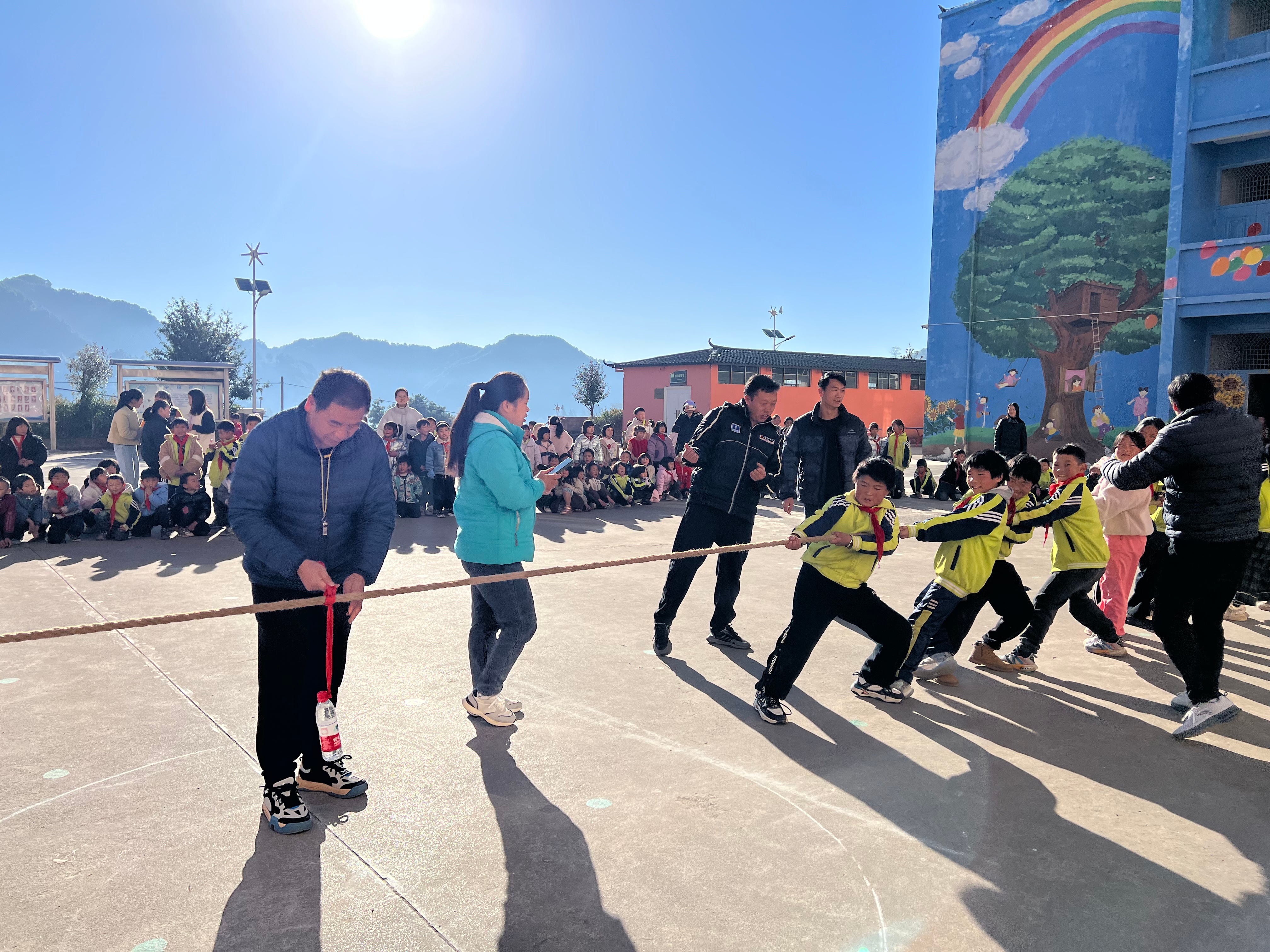 认识了个新朋友在云南山区的一所希望小学支教五年并且还会一直坚持下去不为名利只为初