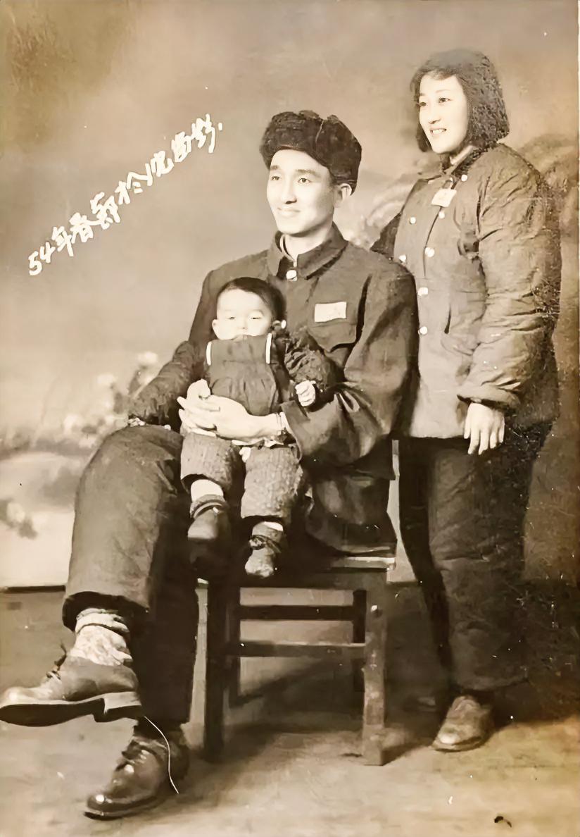老照片里的那个孩子今年也73岁了。