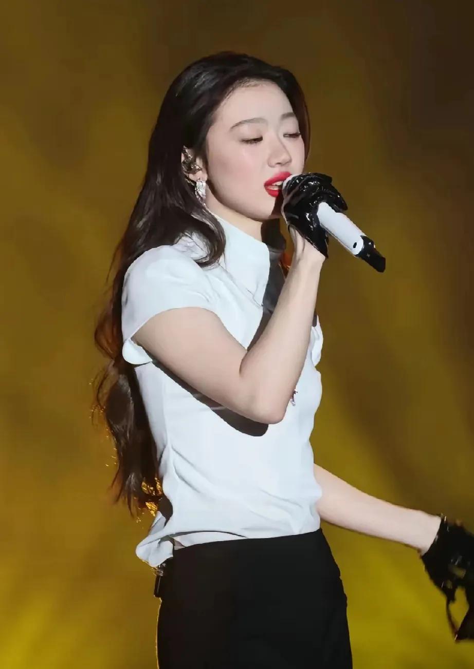 单依纯，一场视听与时尚的双重盛宴！

   家人们谁懂啊！单依纯简直美到犯规，每