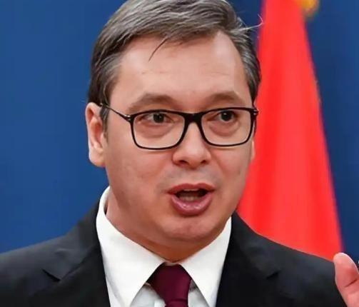 武契奇这次算是把天窗给捅了个稀碎，开完国家安全会议，对着镜头那叫一个直白：别跟我