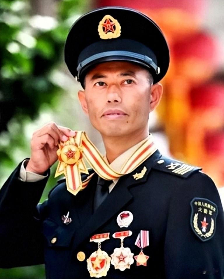 少将见到他都会主动敬礼！没有将星的一级军士长王忠心，凭什么登上八一勋章授勋舞台，